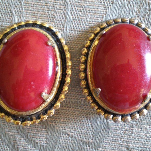 Vintage RED AGATE Clip Earrings Antiqued Gold tone Setting 4-Prong set - Picture 4 of 5